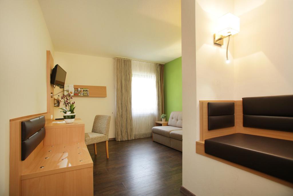 Landidyll Hotel Zum Alten Schloss Kirchensittenbach Szoba fotó