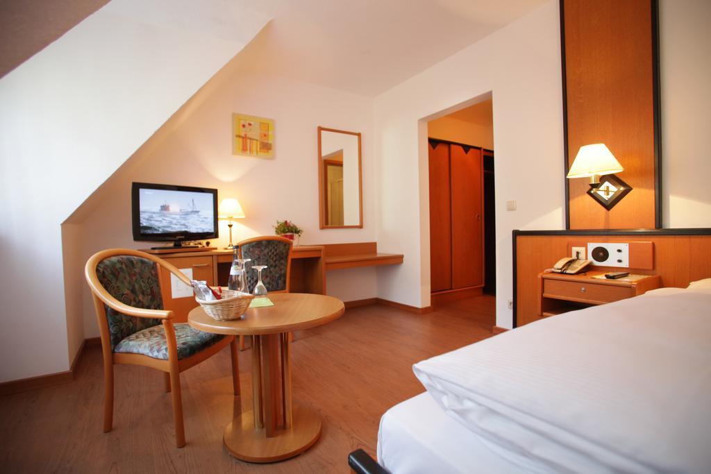 Landidyll Hotel Zum Alten Schloss Kirchensittenbach Szoba fotó