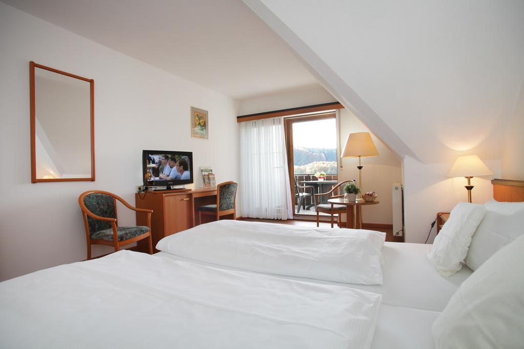 Landidyll Hotel Zum Alten Schloss Kirchensittenbach Szoba fotó
